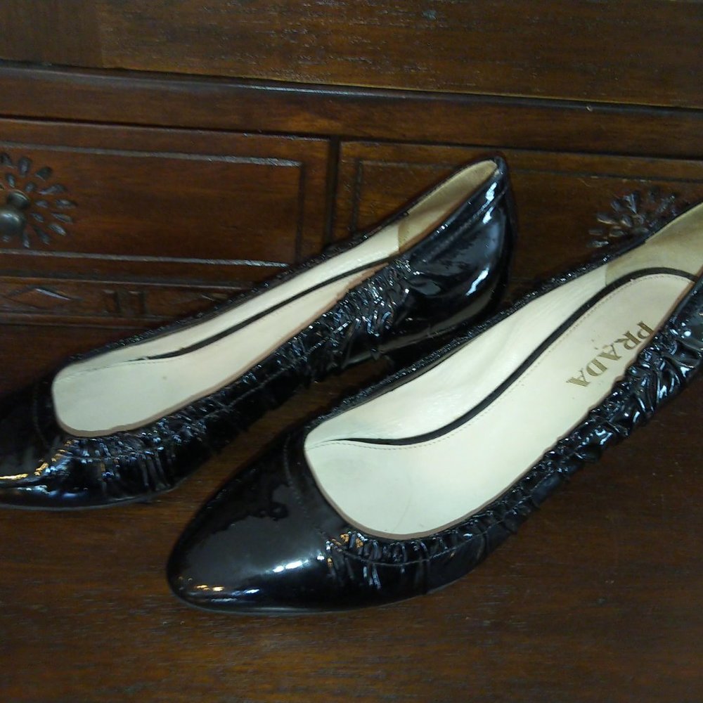 Read! 39.5 VGUC Black Prada Patent Leather Pumps - heel call out TRR - Picture 14 of 17